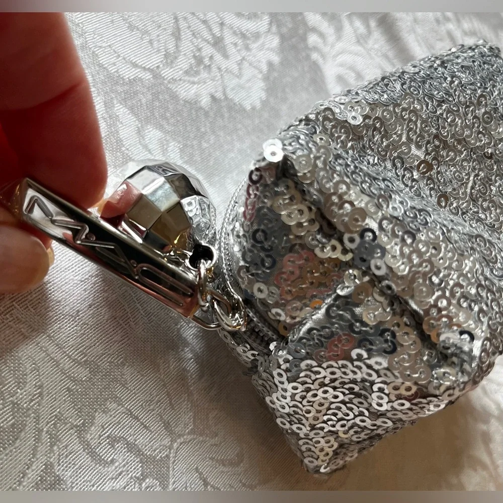 MAC Cosmetics dazzling silver